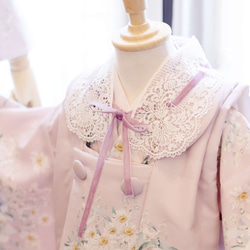 洋花デザインの可愛い3歳お着物とお被布レース付け衿セット 2枚目の画像