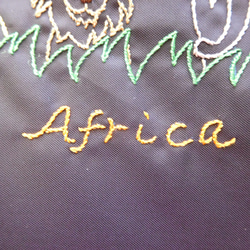 撥水サコッシュ 【 絹糸刺繍 Ａｆｒｉｃａ 】 お子様にも　リメイク品 8枚目の画像