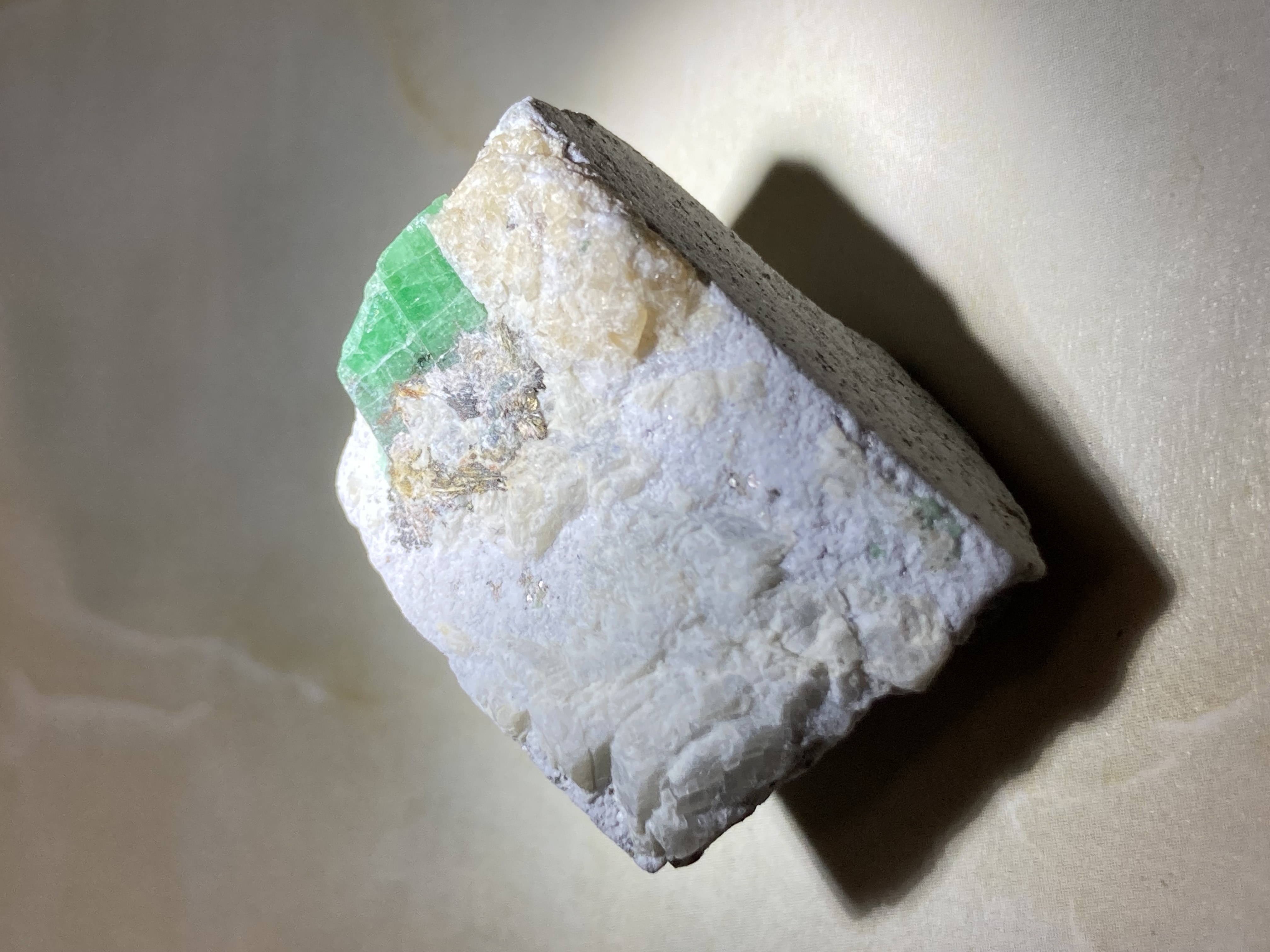 幸せな結婚✿*:・ エメラルド ラフストーン 原石 緑柱石 ベリル