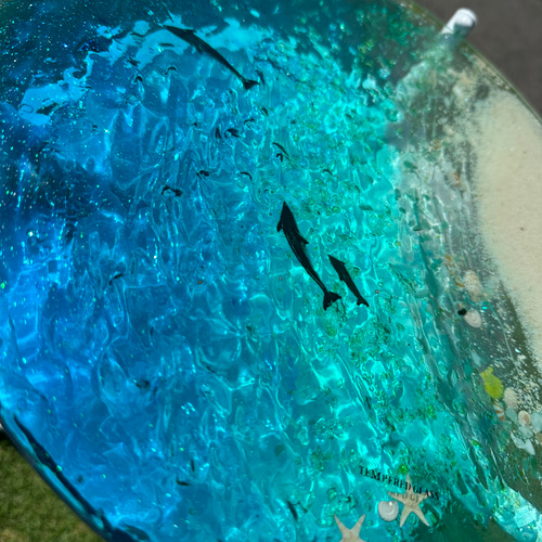 エメラルドブルーの海ホワイトビーチ イルカの親子 ガラスサイド