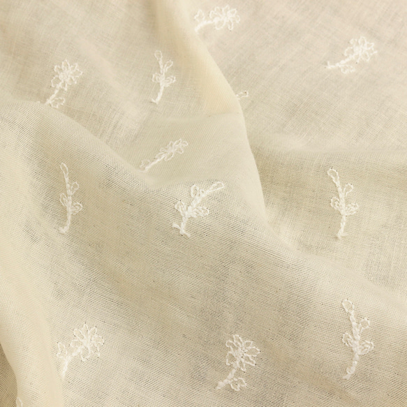 【10cm単位販売】刺繍糸もオーガニックコットンダブルガーゼ tanpopoタンポポ 柄 刺繍 生地 生成り×ホワイト 6枚目の画像