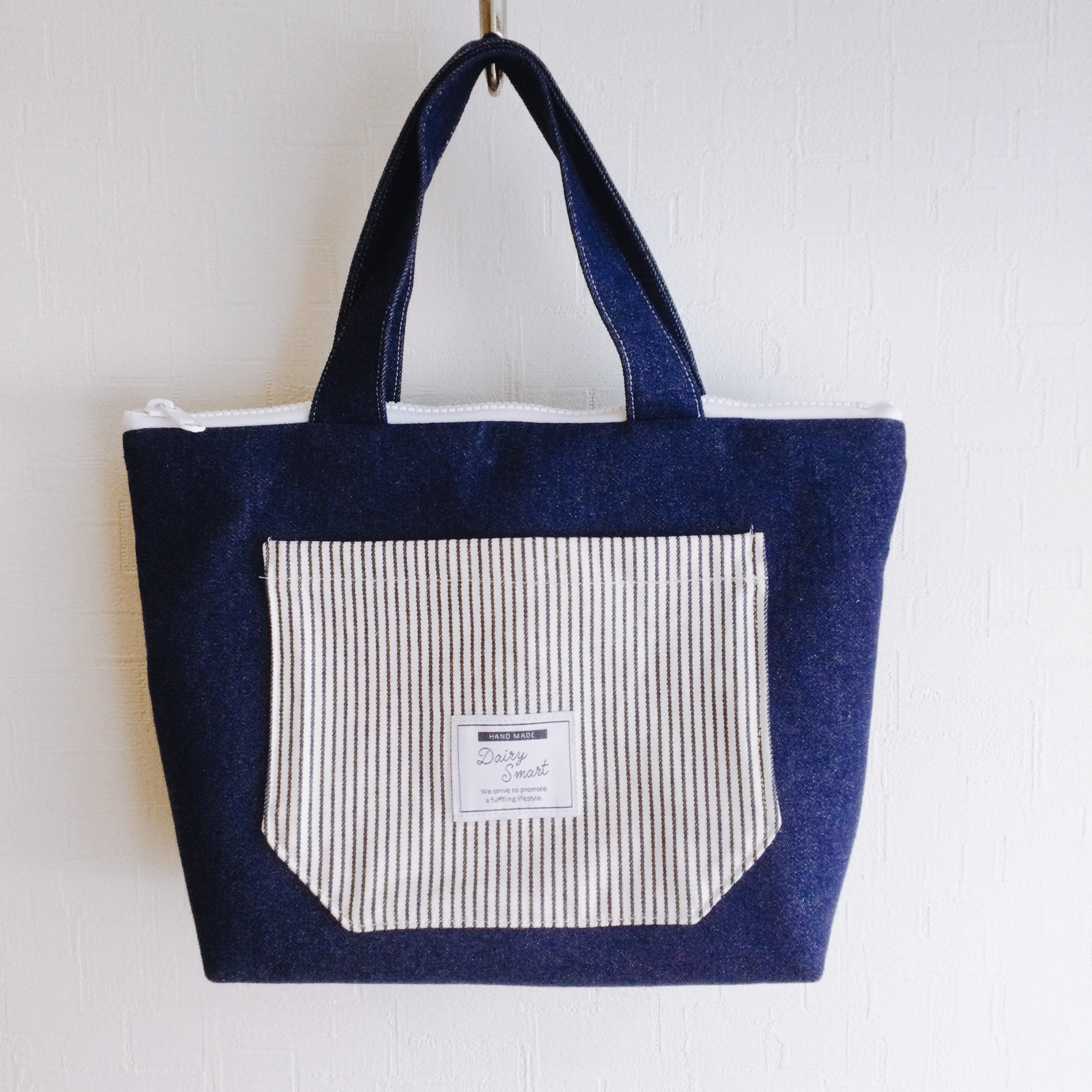 familiar 【美品】デニム地トートバッグ マチ付き ファスナー付き familiar 【美品】デニム地トートバッグ マチ付き ファスナー付き