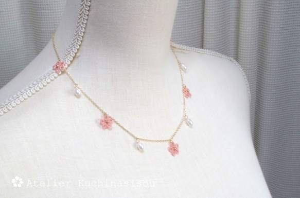 タティングレースの小花と淡水パールのネックレス〈桜〉 2枚目の画像