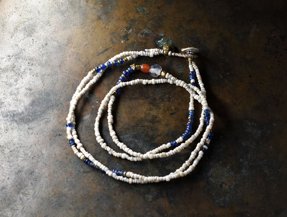 古代釉面水晶和古代紅玉髓、古老奧里薩邦黃銅、白色和藍色珠子的雙鏈項鍊 第2張的照片