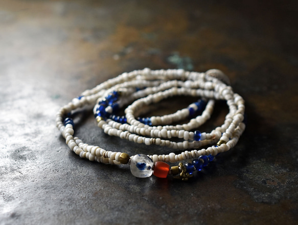 古代釉面水晶和古代紅玉髓、古老奧里薩邦黃銅、白色和藍色珠子的雙鏈項鍊 第1張的照片