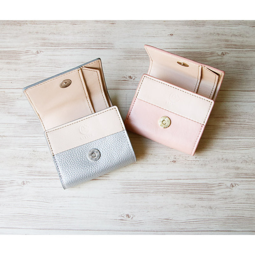 PATTO】小さいのにお札が折れない！ 二つ折り 栃木レザーミニ財布 蛇腹