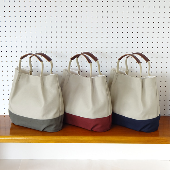 帆布の楕円底タックトートバッグ（ライトベージュ×ネイビー） トート  