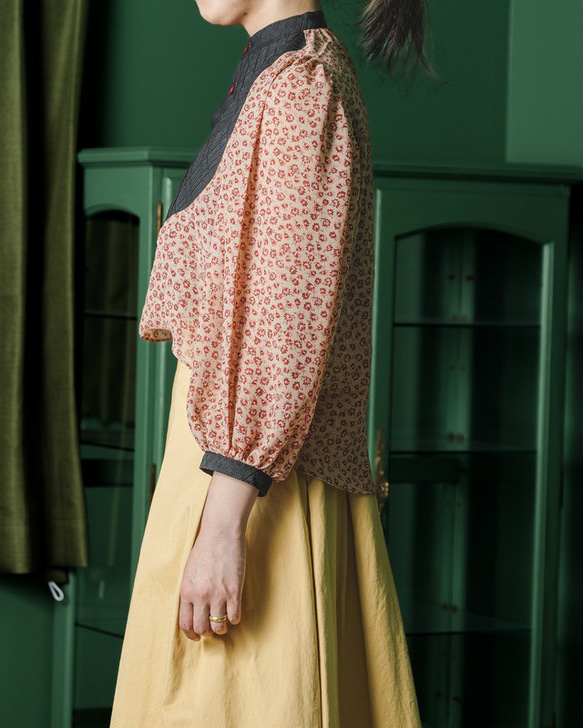 【エシカル 一点物】Classic floral chiffon blouse (4-15) 2枚目の画像
