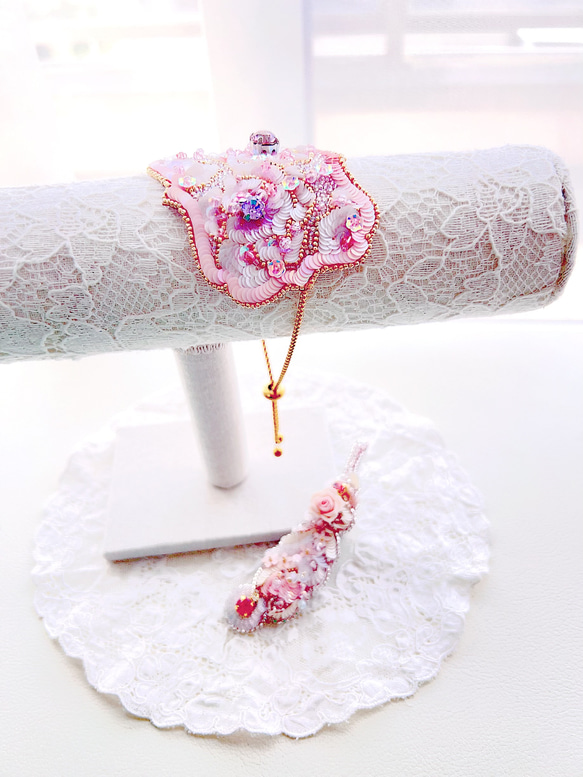 【ブレスレット】薔薇の絨毯オートクチュール刺繍　腕飾り 11枚目の画像