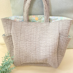 きれいめスタイルにも合わせられるヌビバッグ♪リバティ柄