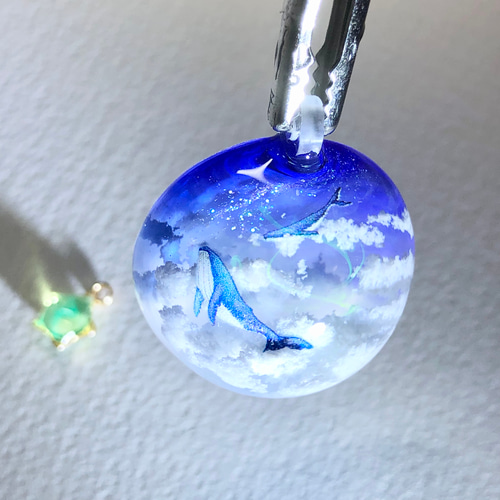 幻想レジン-空泳ぐクジラ(26mm) キーホルダー 夏/透明感