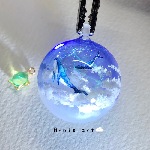 幻想レジン-空泳ぐクジラ(26mm) キーホルダー 夏/透明感