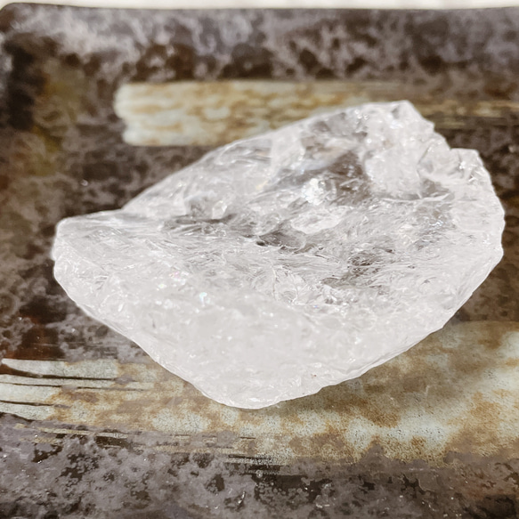 氷のようなロッククリスタル水晶 原石 約93g 天然石ブレスレットやストラップ、お部屋の浄化におすすめ♪ (10) 4枚目の画像