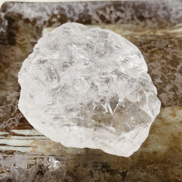 氷のようなロッククリスタル水晶 原石 約93g 天然石ブレスレットやストラップ、お部屋の浄化におすすめ♪ (10) 3枚目の画像
