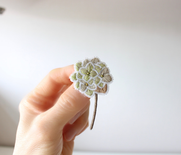 【くすみカラー紫陽花のブローチ】(グリーン系)オートクチュール刺繍ブローチ　 4枚目の画像