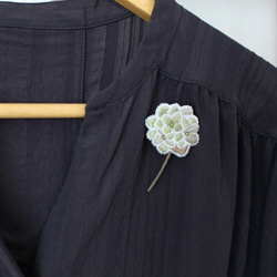 【くすみカラー紫陽花のブローチ】(グリーン系)オートクチュール刺繍ブローチ　 2枚目の画像