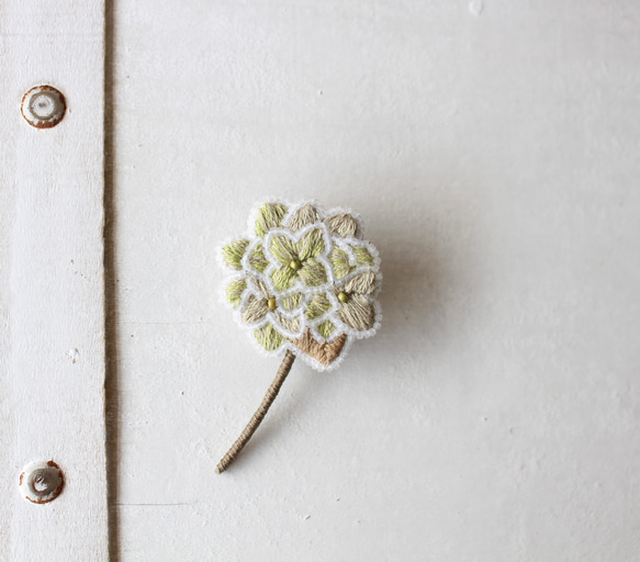 【くすみカラー紫陽花のブローチ】(グリーン系)オートクチュール刺繍ブローチ　 5枚目の画像