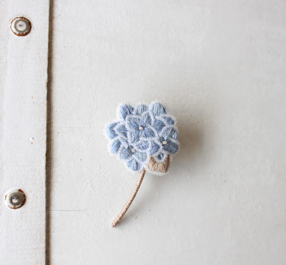 【くすみカラー紫陽花のブローチ】(ブルー系)オートクチュール刺繍ブローチ 5枚目の画像