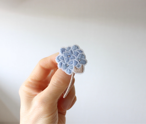 【くすみカラー紫陽花のブローチ】(ブルー系)オートクチュール刺繍ブローチ 4枚目の画像