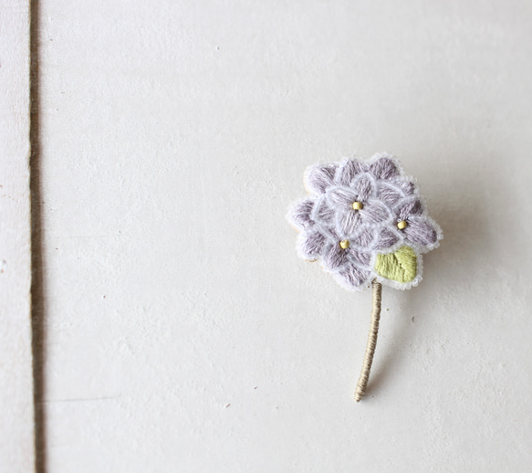 【くすみカラー紫陽花のブローチ】(薄紫系)オートクチュール刺繍ブローチ　 5枚目の画像