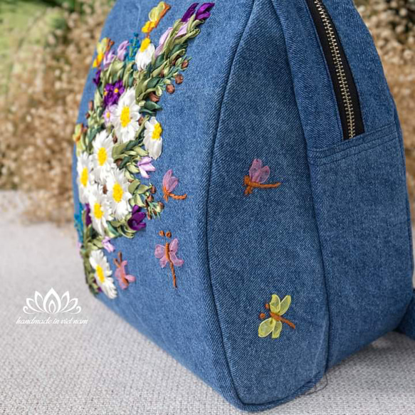 お花手刺繍リュックサック ◾素材 :   生地 キャンバス・帆布  糸 ：レース糸、DMC 刺繍糸、裏地：コットン生地 3枚目の画像