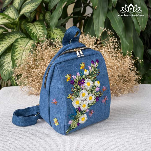 お花手刺繍リュックサック ◾素材 :   生地 キャンバス・帆布  糸 ：レース糸、DMC 刺繍糸、裏地：コットン生地 1枚目の画像