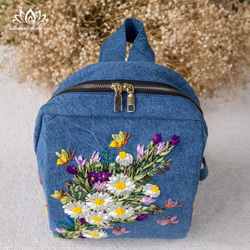 お花手刺繍リュックサック ◾素材 :   生地 キャンバス・帆布  糸 ：レース糸、DMC 刺繍糸、裏地：コットン生地 5枚目の画像