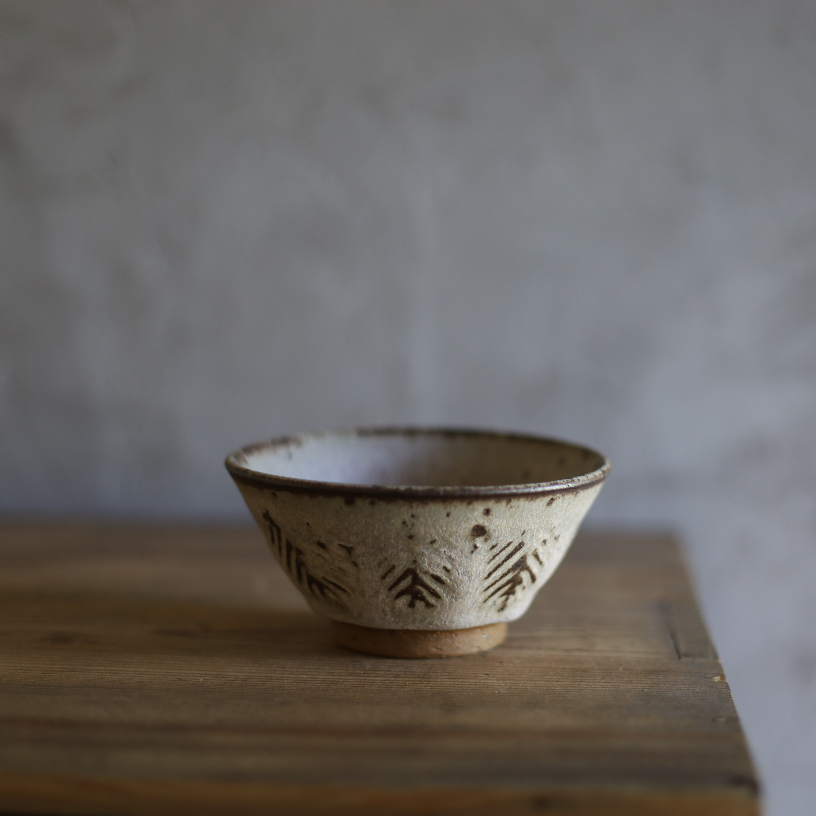 NEW! creema限定 鉄粉のある 器 お茶碗 S 杉葉模様 桃グレー