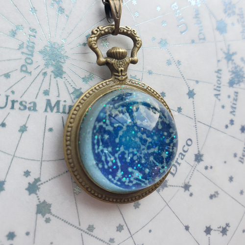 数量限定。光る星座の半球ネックレス レジンハンドメイド アンティーク 