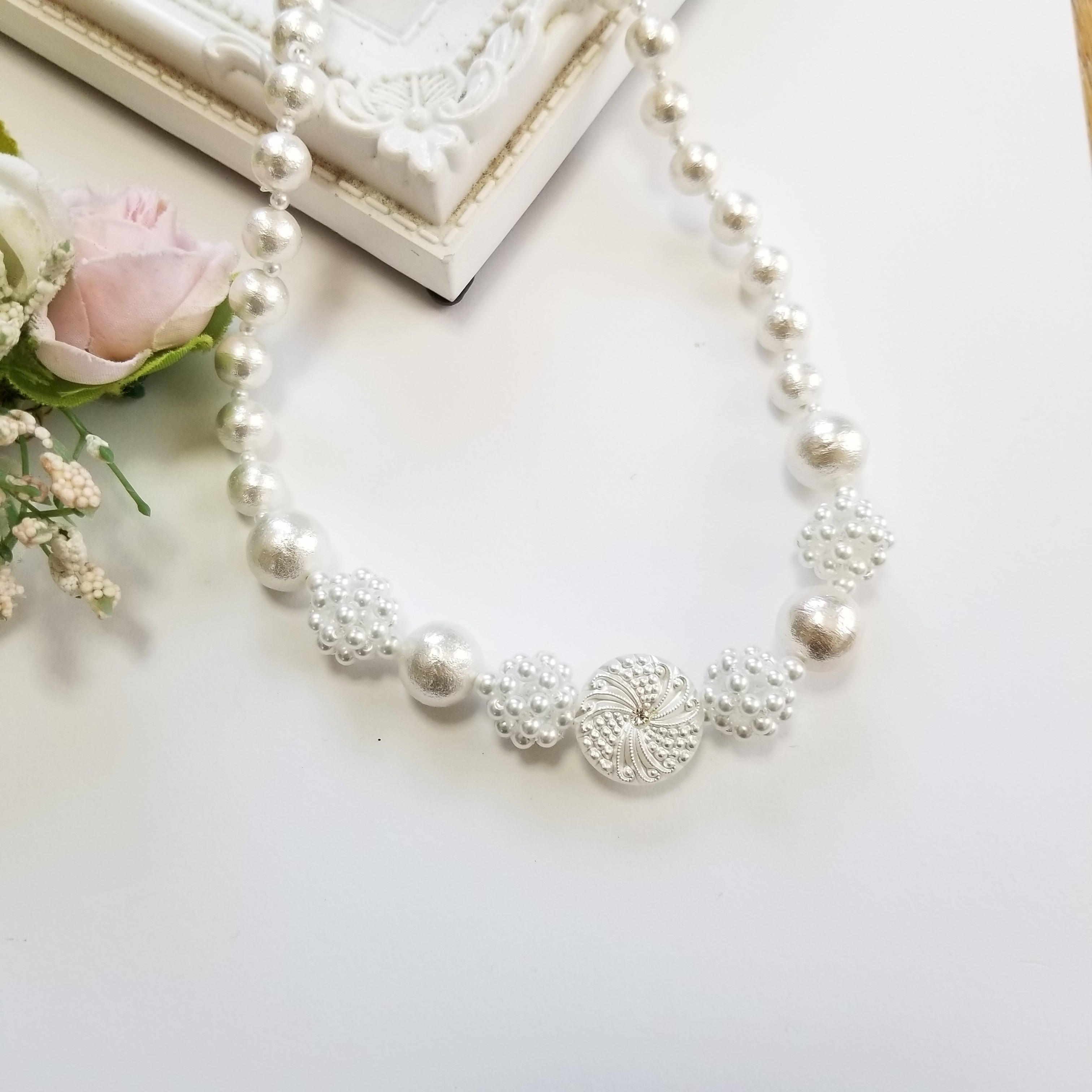 クラシックなチェコガラスボタンと編みパールのネックレス｜大人の上品ホワイトアクセサリー cb01013