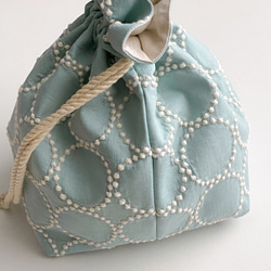 持ち物によって形が変えらえる2way巾着バッグ　ミナペルホネン　タンバリン ライトブルー 2枚目の画像