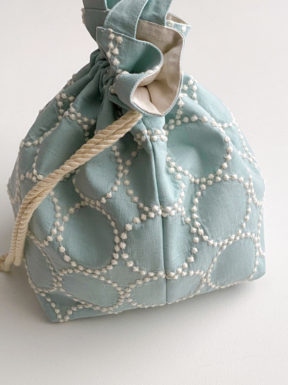 持ち物によって形が変えらえる2way巾着バッグ　ミナペルホネン　タンバリン ライトブルー 2枚目の画像
