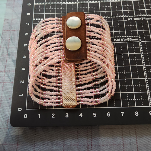 アフリカのマサイ族スタイルと着物の出会いブレスレット. スナップボタン付き アフリカのマサイ族スタイルと着物の出会いブレスレット