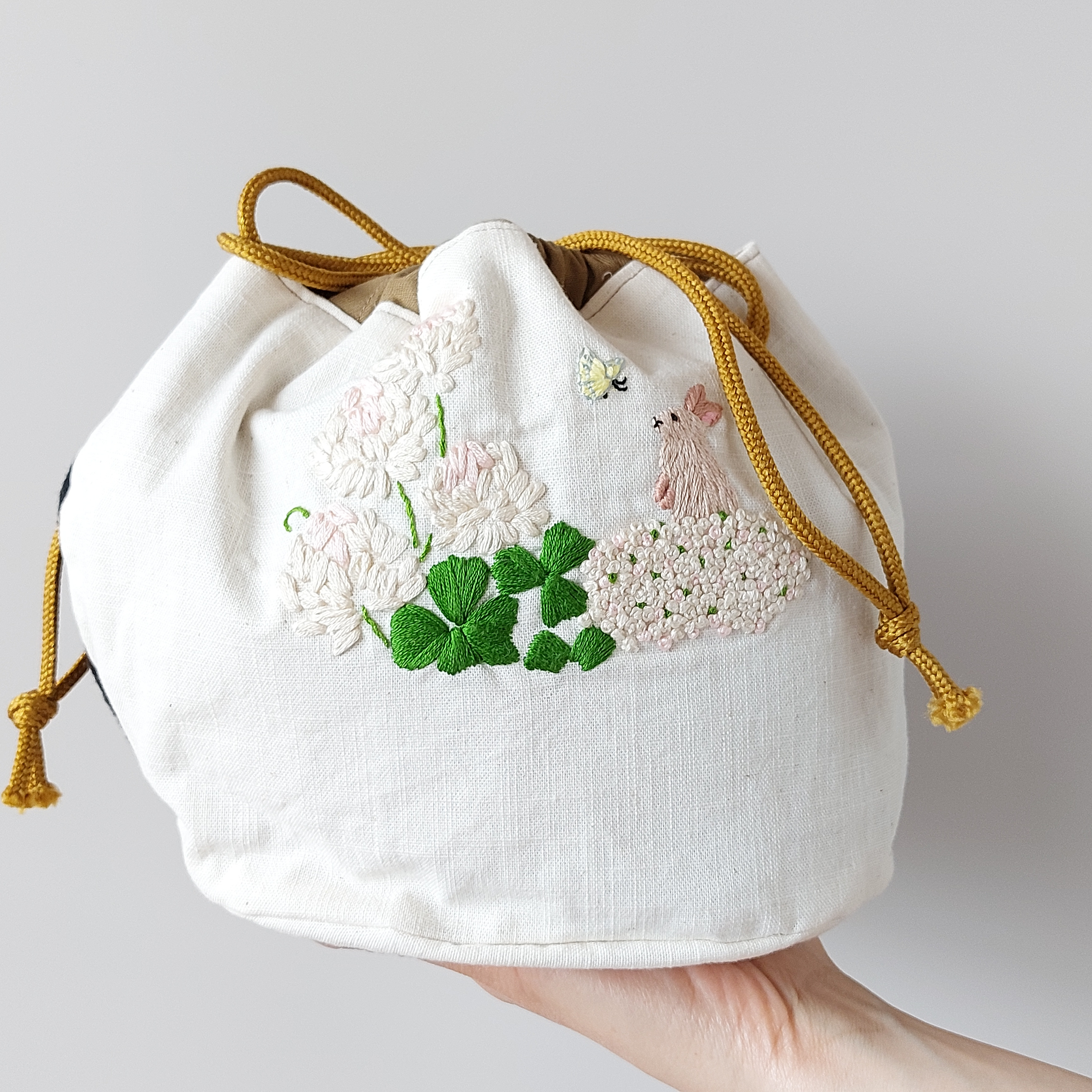 うさぎとシロツメクサの刺繍巾着バッグ 巾着バッグ EFFüE