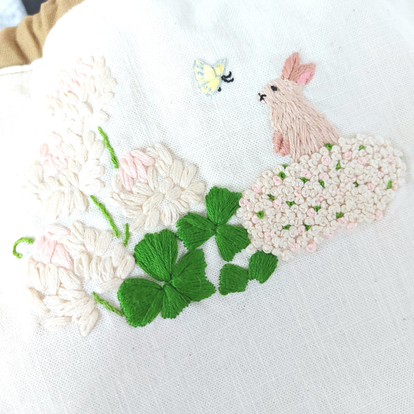 うさぎとシロツメクサの刺繍巾着バッグ 2枚目の画像