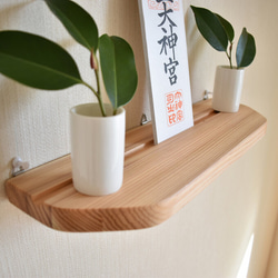 日本の杉、シンプルな神棚 2枚目の画像