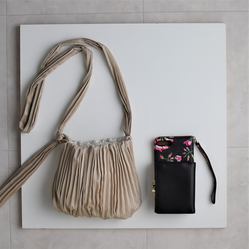 INDUBITABLY プリーツショルダーバッグ　美品 INDUBITABLY プリーツショルダーバッグ　美品