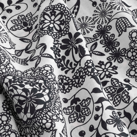【高級リネンのお出かけマキシスカート】ウエストオーダー　ブラック　花柄 4枚目の画像