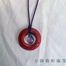 【彫刻】【漆】鎌倉彫 ネックレス 円 月に桜（朱塗・フローライト） 2枚目の画像