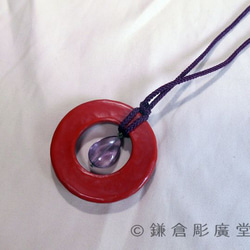【彫刻】【漆】鎌倉彫 ネックレス 円 月に桜（朱塗・フローライト） 3枚目の画像