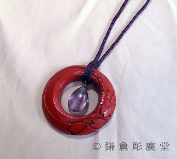 【彫刻】【漆】鎌倉彫 ネックレス 円 月に桜（朱塗・フローライト） 1枚目の画像