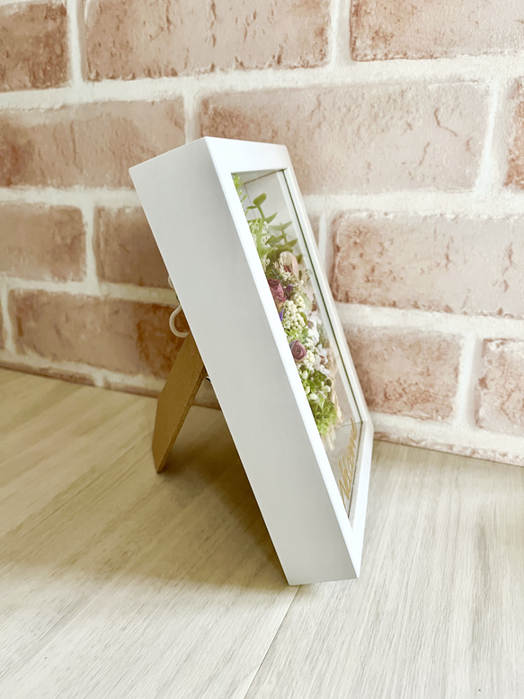 グリーンと小花の花束＊ホワイトボックスフレーム　木製　スタンド付き　置き掛け両用　インテリア雑貨 3枚目の画像