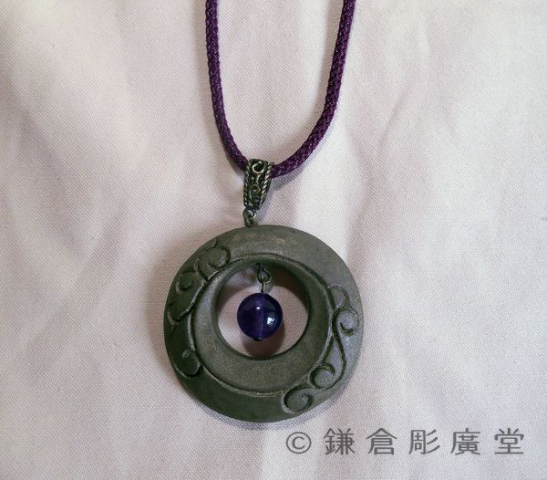 【彫刻】【漆】鎌倉彫 ネックレス 円 唐草（中型・錫粉蒔・アメジスト）