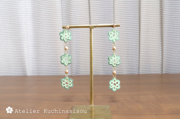 梭織蕾絲花朵和捷克串珠耳環 &lt;Wakaba&gt; 第4張的照片