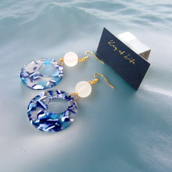 ブルーのシェルが煌めくレジンピアス イヤリング ピアス（フック