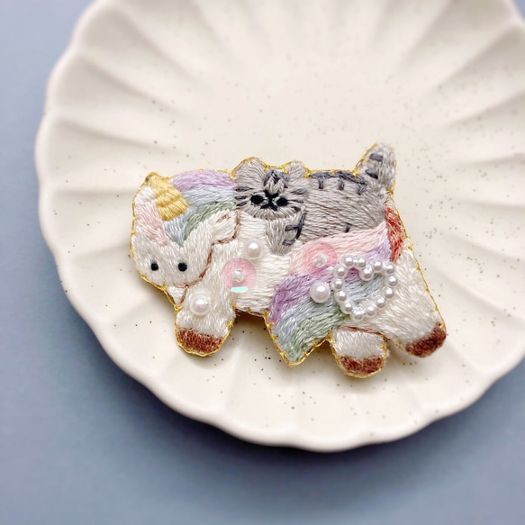 ユニコーンに乗る猫の刺繍ブローチ 1枚目の画像