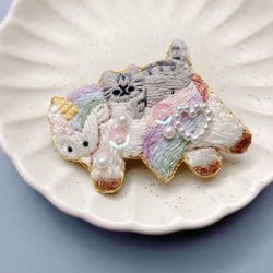 ユニコーンに乗る猫の刺繍ブローチ 3枚目の画像