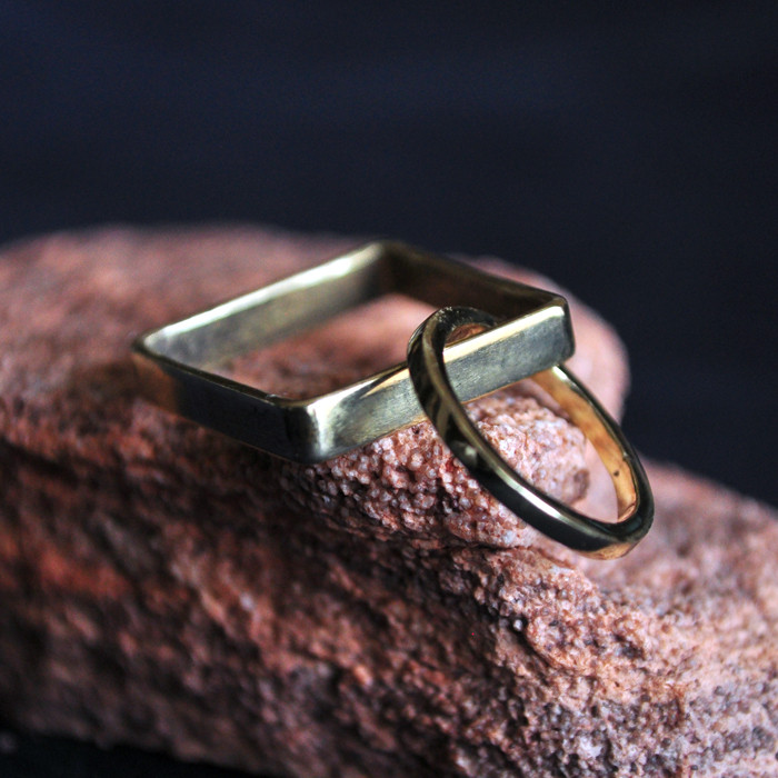 ラウンドチャームのスクエアリング／R008