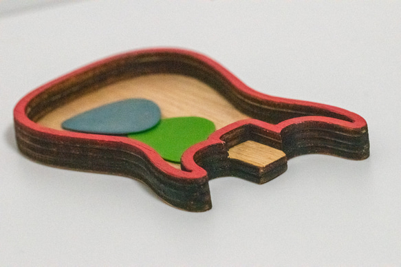 ギターピック皿 木製トレイ ウッドクラフト (エレキギターST赤) 7枚目の画像