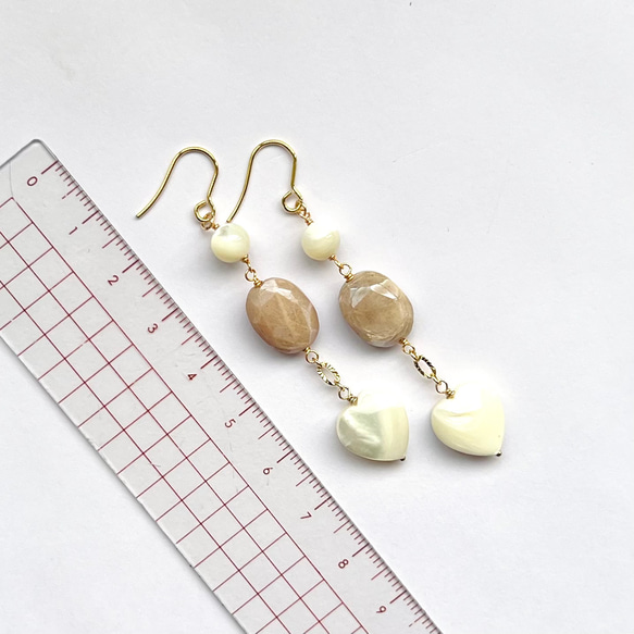 天然石ピアス　揺れるピーチムーンストーン×ハートのマザーオブパール　14kgf　pierced earrings 3枚目の画像